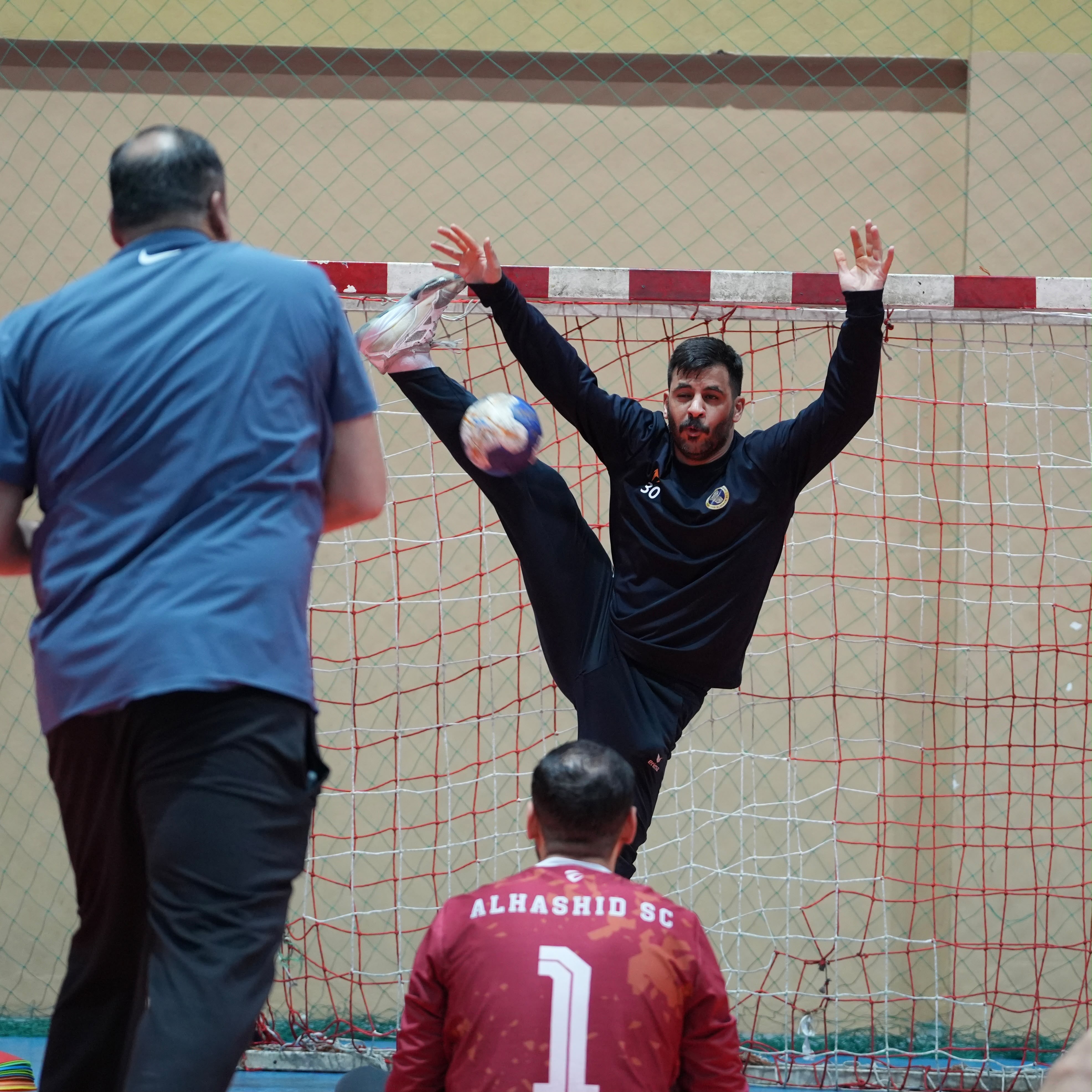 بنيان يحضر الوحدة التدريبية لفريق اليد ويتابع تحضيرات انطلاق الدوري - صورة 19