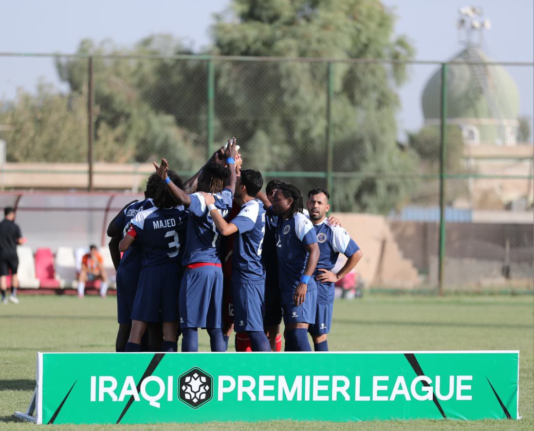 اللاعبون في الملعب